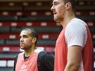 Blake Schilb (vlevo) a Ondej Balvín na tréninku eských basketbalist