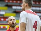 Kondiní trenér Michal Miejovský (vlevo) a Ondej Balvín na tréninku eských...