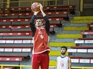 Pavel Pumprla (stílí) a Michal Mare na tréninku eských basketbalist