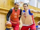 Blake Schilb (vlevo) se na tréninku eských basketbalist snaí obejít Jaromíra...