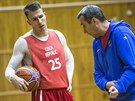 Tomá Vyoral (vlevo) naslouchá na tréninku eských basketbalist radám trenéra...