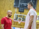 Ondej Balvín (vpravo) naslouchá na tréninku eských basketbalist radám...