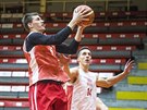 Pavel Pumprla (v erveném) zakonuje na tréninku eských basketbalist,...