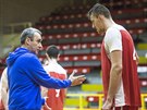 Ondej Balvín naslouchá na tréninku eských basketbalist trenérovi Ronenu...