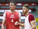 Ondej Balvín (vlevo) a Patrik Auda na tréninku eských basketbalist