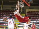 Ondej Balvín smeuje na tréninku eských basketbalist