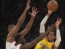 Jordan Clarkson (vpravo) z LA Lakers pod tlakem Cristiana Felicia (vlevo) a...