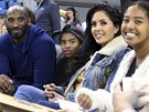 Kobe Bryant zael s rodinou na zápas UCLA, doprovází ho manelka Vanessa a...