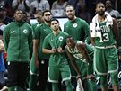 TÝM. Hrái Boston Celtics sledují z laviky dní na hiti. Zleva Guerschon...