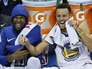 Kevin Durant (vlevo) a Stephen Curry z Golden State reagují na povedenou akci...