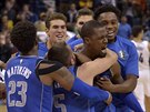 Basketbalisté Dallasu oslavují Harrisona Barnese (druhý zprava) za vítznou...