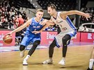 eský basketbalista Vojtch Hruban (vpravo) brání Martina Hermannssona z...