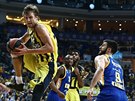 Jan Veselý z Fenerbahce doskoil mí, sleduje ho Stefan Markovi z Chimek.