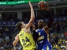 Jan Veselý (vlevo) z Fenerbahce zastavuje Thomase Robinsona z Chimek.