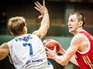 Ruský basketbalista Vitalij Fridzon (vpravo) pod tlakem Adina Vrabace z Bosny.