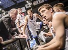 etí basketbalisté naslouchají pi time-outu trenéru Ronenu Ginzburgovi. V...