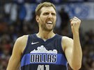 Dirk Nowitzki z Dallasu se raduje, zápas s Oklahoma City mu vyel.