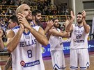 ecký rozehráva Nick Calathes (8) a jeho spoluhrái slaví výhru.