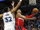 Otto Porter Jr. (vpravo) z Washingtonu zakonuje kolem Karla-Anthonyho Townse z...