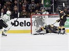 Radek Faksa (v bílém) z Dallasu prostelil Malcolma Subbana z Vegas.