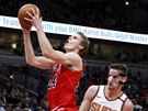 Lauri Markkanen (vlevo) z Chicaga donesl mí do koe Phoenixu, Dragan Bender ho...