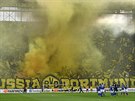 Fanouci Dortmundu v akci bhem duelu proti Schalke