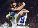 Mauro Icardi z Interu Milán (zády) slaví s Robertem Gagliardinim gól proti...