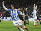 Christopher Schindler z Huddersfieldu slaví gól do sít Manchesteru City.