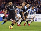 Sergio Agüero z Manchesteru City skóruje z penalty proti Huddersfieldu.