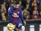 Lionel Messi z Barcelony v akci bhem duelu s Valencií