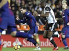 Lionel Messi z Barcelony (u míe) v akci bhem duelu s Valencií
