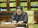 Severokorejský vdce Kim ong-un podepisuje povolení k raketovému testu. (28....