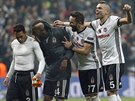 Fotbalisté Besiktase Istanbul oslavují postup do osmifinále Ligy mistr.