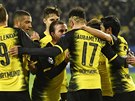 Fotbalisté Dortmundu oslavují trefu Pierre-Emericka Aubameyanga.