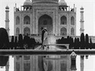Královna Albta II. a princ Philip na návtv Indie ped Tád Mahalem (Agra,...