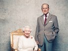 Královna Albta II. a princ Philip na jednom z portrét k výroí platinové...