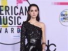 Maia Mitchellová na American Music Awards (Los Angeles, 19. listopadu 2017)