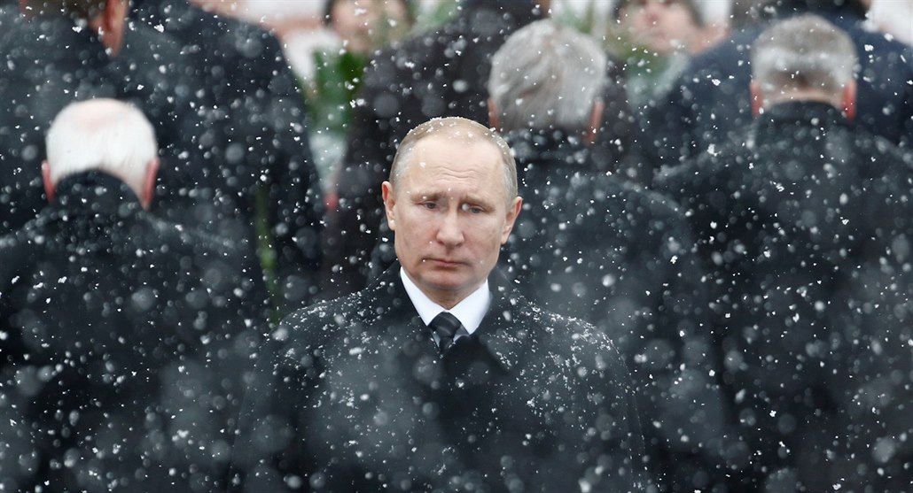 Ruský prezident Vladimir Putin u hrobu neznámého vojáka u Kremlu (23. února...