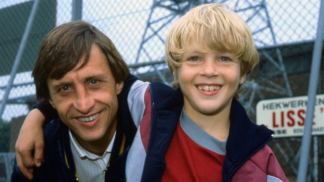 SLAVNÝ TÁTA. Jordi Cruyff (vpravo) se od otce Johana mnohé naučil. Musel si ale...