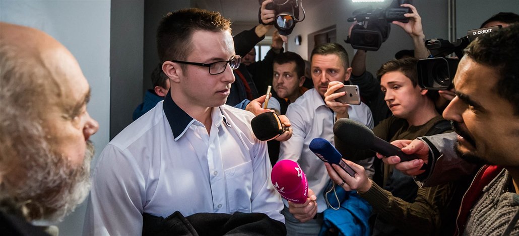 Luká� Ne�esaný hovo�í s noviná�i poté, co ho hradecký soud zprostil ob�aloby z...