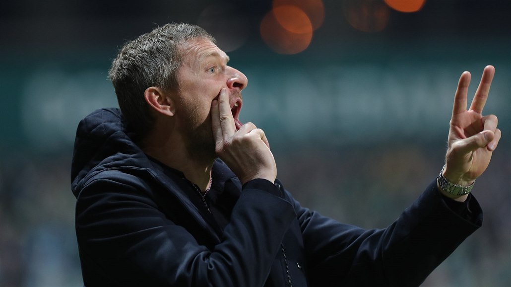 Trenér Bohemians Martin Ha�ek dává pokyny svým sv��enc�m.