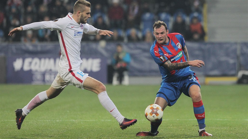 Momentka z utkání mezi Viktorií Plzeň a FCSB (bílé dresy).