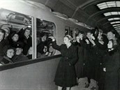 Odjezd prvn soupravy ze stanice Kirovskyj zavod v listopadu 1955