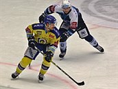 Momentka z hokejovho duelu mezi Plzn (modr) a Zlnem