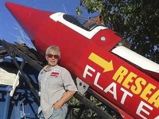 Mike Hughes se svou raketou. Nesla název Research Flat Earth podle spolku,...