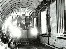 Syst�m �vodorovn�ho v�tahu� v petrohradsk�m metru na pohledu z tunelu. Archivn�...