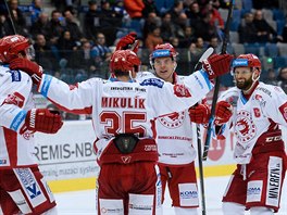 Hokejisté Třince se radují z jednoho ze svých gólů v Chomutově.