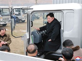 Vdce KLDR Kim ong Un navtívil automobilku Sungri, která zaala vyrábt nový...
