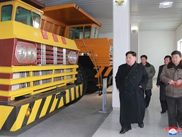 Vdce KLDR Kim ong Un navtívil automobilku Sungri, která zaala vyrábt nový...