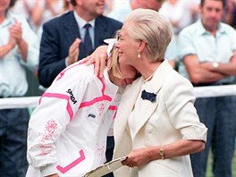 Pi ceremonilu finalistek Wimbledonu se poraen Jana Novotn rozplakala na...